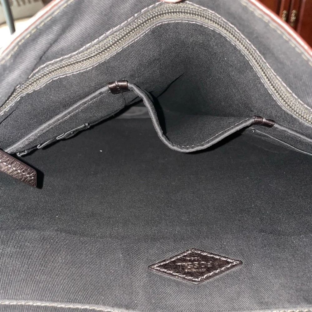 Fossil leather messenger bag in brown and black brass hardware. O